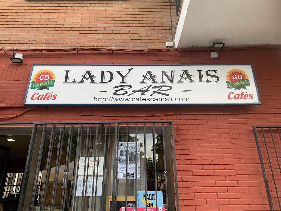 Bar Lady Anais